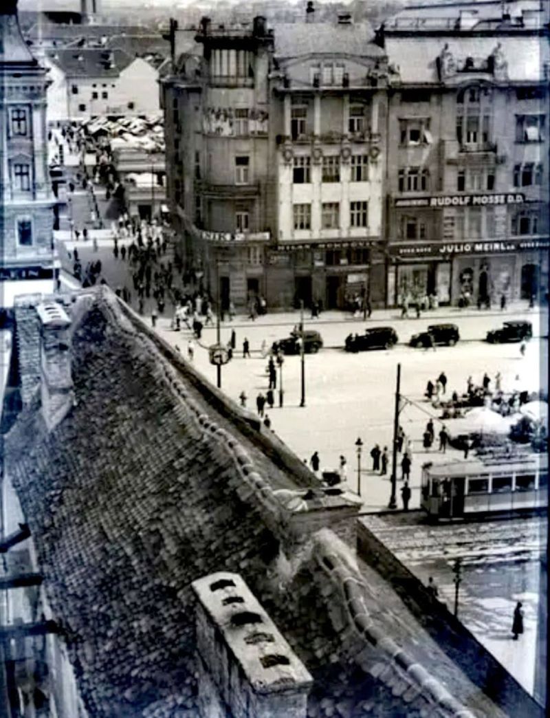 Trg bana Jelačića oko 1930. godine, Zakladna bolnica